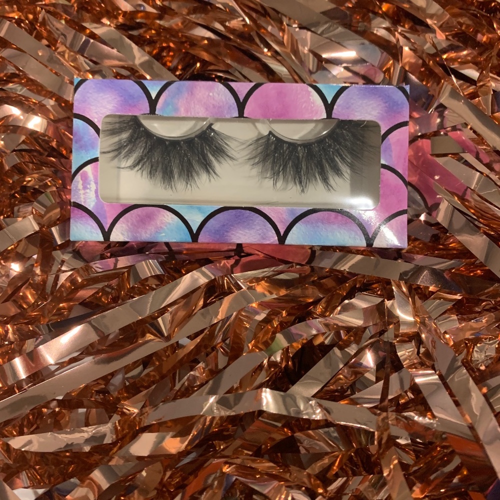 Feathery Dramatic Lashes
